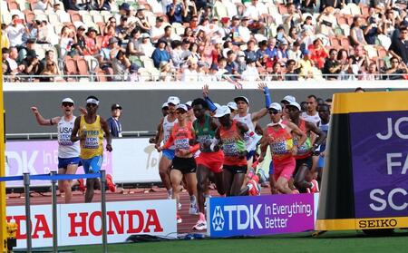 　男子マラソン　スタートがやり直しとなり戸惑う選手たち　