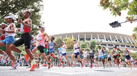 　国立競技場を背に力走する吉田祐也（左から３人目）ら