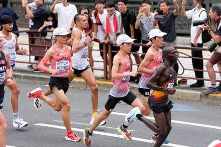 　男子マラソン　力走する（手前右２人目から）小山直城、吉田祐也、近藤亮太