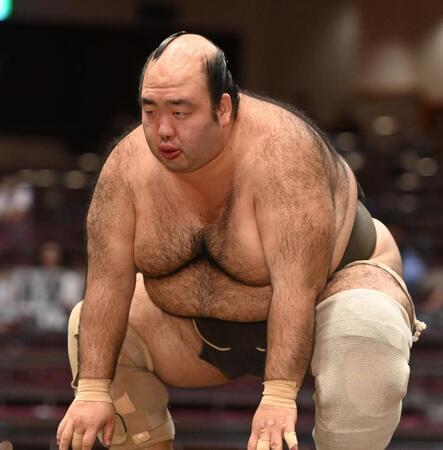 　ファンの声援を背に土俵に上がる森麗（撮影・開出牧）