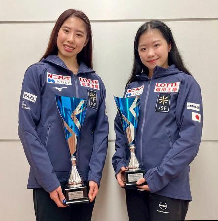 　フィギュアスケートのロンバルディア杯で獲得したトロフィーを持ち、ポーズをとる優勝した住吉りをん（左）と２位に入った中井亜美＝１５日、羽田空港