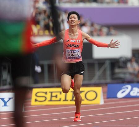 　男子マラソン決勝で１１位でゴールする近藤亮太（撮影・石井剣太郎）
