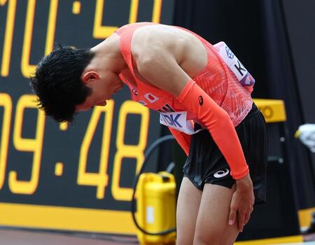 　ゴールし、一礼する近藤亮太