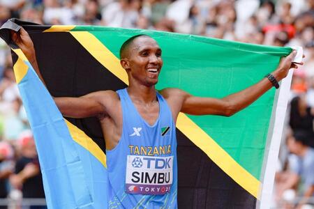 　男子マラソンで優勝したアルフォンスフェリックス・シンブ