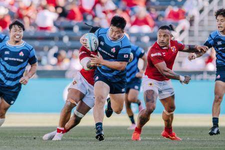 　トンガ戦で攻め込む竹内（中央）＝デンバー（（Ｃ）ＪＲＦＵ）