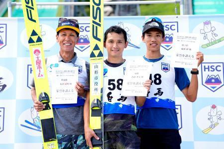 　男子で優勝した内藤智文（中央）。左は２位の葛西紀明、右は３位の成田絆＝白馬ジャンプ競技場
