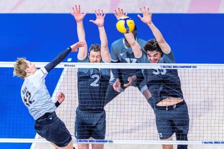 　スパイクを放つ高橋藍©Ｖｏｌｌｅｙｂａｌｌ　Ｗｏｒｌｄ