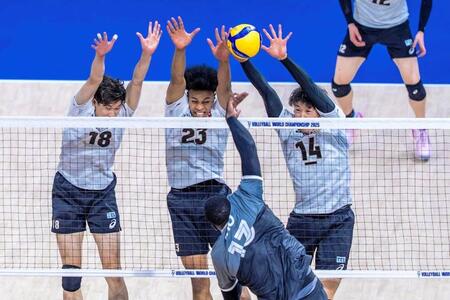　カナダのスパイクにブロックに跳ぶ右から石川祐希、エバデダン・ラリー、西山大翔©Ｖｏｌｌｅｙｂａｌｌ　Ｗｏｒｌｄ
