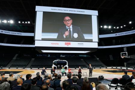 　「トヨタアリーナ東京」の開業記念式典であいさつするトヨタ自動車の豊田章男会長（右端）＝１５日、東京都江東区