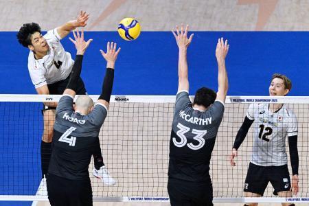 　１次リーグのカナダ戦でスパイクを打つ宮浦（奥左）＝マニラ（ロイター＝共同）