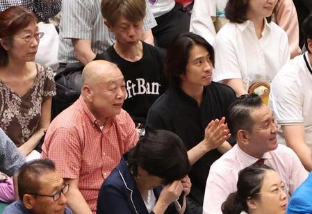 　観戦する三宅健（右）