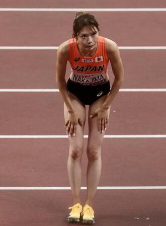 　女子１００メートル障害準決勝で敗れた中島ひとみは客席に一礼する（撮影・石井剣太郎）