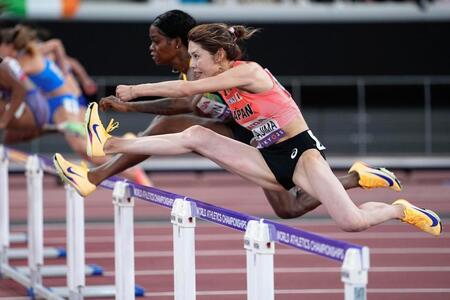 　力走する中島ひとみ（手前）