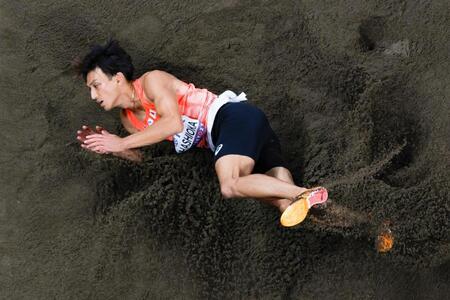 　着地する橋岡優輝