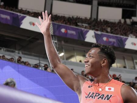 　男子１１０メートル障害予選を突破した村竹ラシッドは歓声に応える（撮影・石井剣太郎）