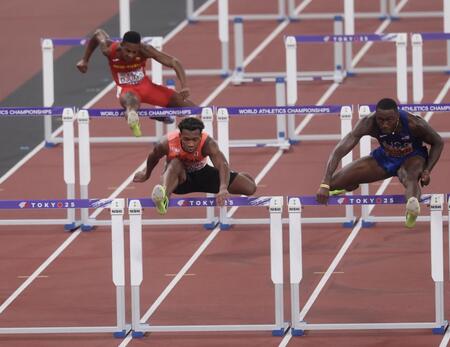 　男子１１０メートル障害予選を突破した村竹ラシッド（中央）（撮影・石井剣太郎）