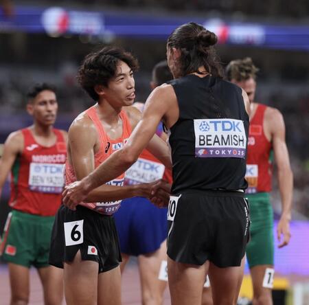 　男子３０００メートル障害決勝で８位入賞の三浦龍司は海外の選手と健闘を称え合う（撮影・石井剣太郎）