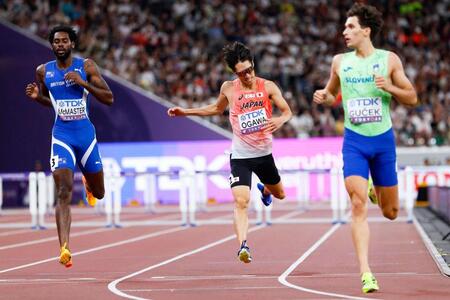 　ゴールする小川大輝（中央）