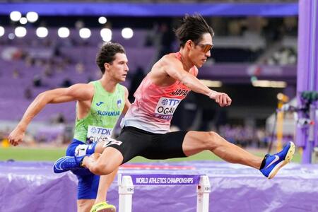 　力走する小川大輝（手前）