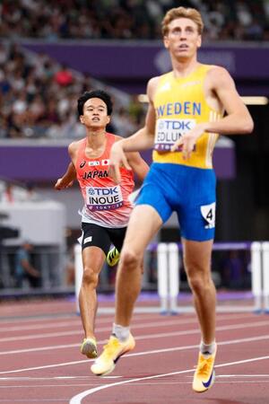 　ゴールする井之上駿太（左）