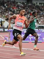 　男子４００メートル予選　力走する中島佑気ジョセフ（手前）