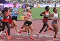 　女子マラソンで力走をみせる小林香菜（中央）