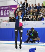 　最後のショットを決めジャンプして喜ぶフォルティウス・吉村