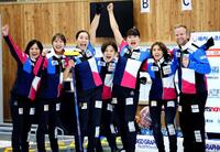 　日本代表の座を獲得し喜ぶフォルティウスの（左から）船山コーチ、小林、近江谷、小野寺、小谷、吉村、エディンコーチ（撮影・吉澤敬太）　