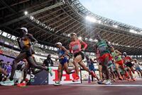 　男子マラソンでスタートする近藤亮太（中央）ら（撮影・石井剣太郎）