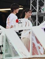 　＆ＴＥＡＭのＫと今田美桜（右）＝１３日、国立競技場