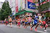 　力走する吉田祐也（右から４人目）＝東京・秋葉原