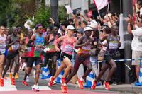 　力走する近藤亮太（右から３人目）