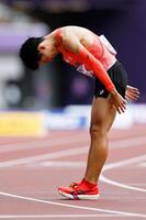 　ゴールし、一礼する近藤亮太