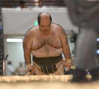 　押し出しで敗れ花道で一礼する森麗（撮影・開出牧）