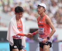 　レースを終え握手を交わす近藤亮太（右）と小山直城（撮影・石井剣太郎）