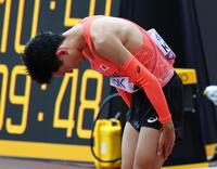 　ゴールし、一礼する近藤亮太