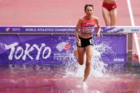 　女子３０００メートル障害予選で力走する斎藤みう