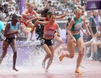 　女子３０００メートル障害予選で、日本記録を更新した斎藤みう（中央）＝撮影・石井剣太郎