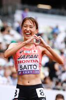 　女子３０００メートル障害予選で９分24秒72の日本新を樹立し、ポーズをとる斎藤みう