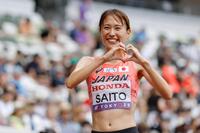　女子３０００メートル障害予選で９分24秒72の日本新を樹立し、ポーズをとる斎藤みう