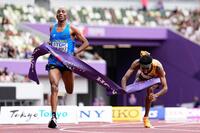 　男子マラソンで優勝したアルフォンスフェリックス・シンブ（左）