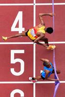 　１位でゴールするアルフォンスフェリックス・シンブ（下）