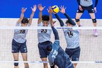 　カナダのスパイクにブロックに跳ぶ右から石川祐希、エバデダン・ラリー、西山大翔©Ｖｏｌｌｅｙｂａｌｌ　Ｗｏｒｌｄ