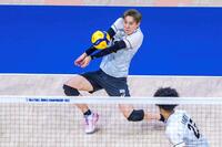 　レシーブする高橋藍©Ｖｏｌｌｅｙｂａｌｌ　Ｗｏｒｌｄ