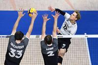 　１次リーグのカナダ戦でスパイクを放つ高橋藍（右）＝ロイター＝共同