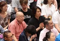 　観戦する三宅健（右）