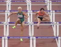 　女子１００メートル障害準決勝で敗れた福部真子（右）＝撮影・石井剣太郎