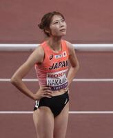 　女子１００メートル障害準決勝で敗れた中島ひとみはビジョンを見つめる（撮影・石井剣太郎）