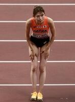 　女子１００メートル障害準決勝で敗れた中島ひとみは客席に一礼する（撮影・石井剣太郎）