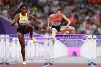 　力走する中島ひとみ（右）